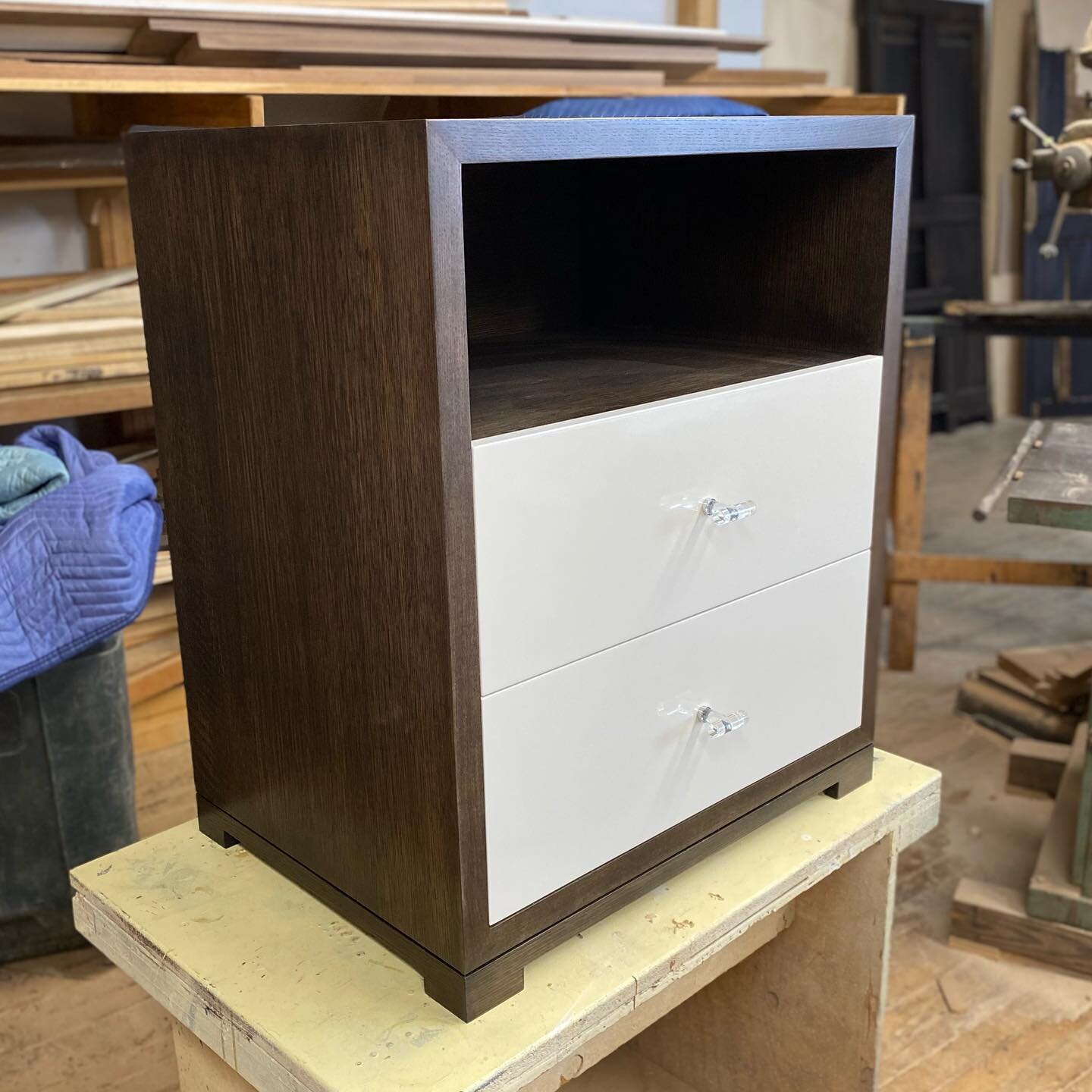 Small finishing project: two white oak nightstands, espresso brown stain, high gloss off-white drawer fronts, crystal knobs (Chris Keller Woodworking) ✨#dogtownrestoration #customfinishing #customfurniture #furnituredesign #oakfurniture #newengland