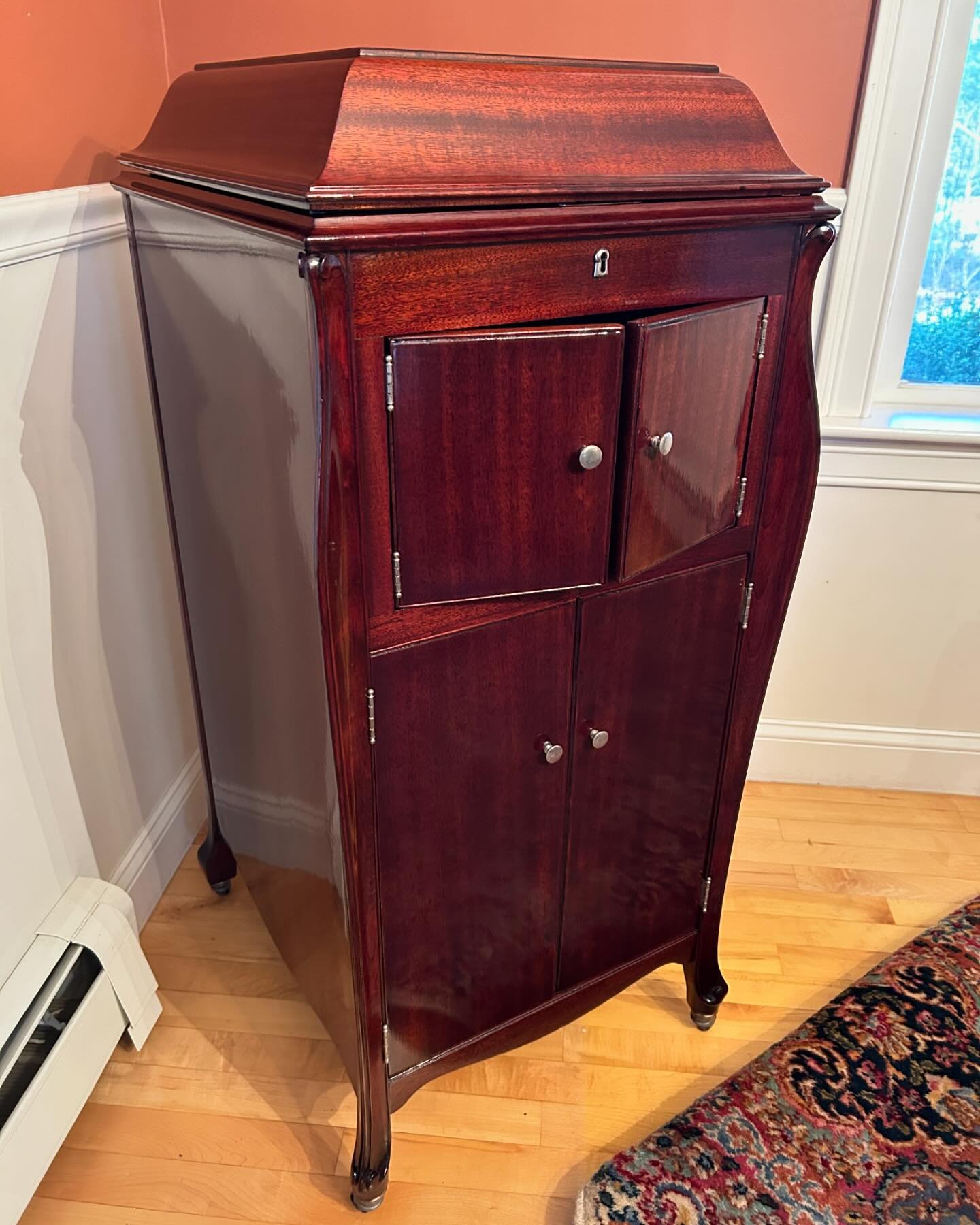 Here’s one of the more intricate projects we’ve worked on over the last year, this vintage mahogany Victrola XI phonograph produced in the 1910s-20s that had originally belonged to our client’s father. We’ve restored a few ant