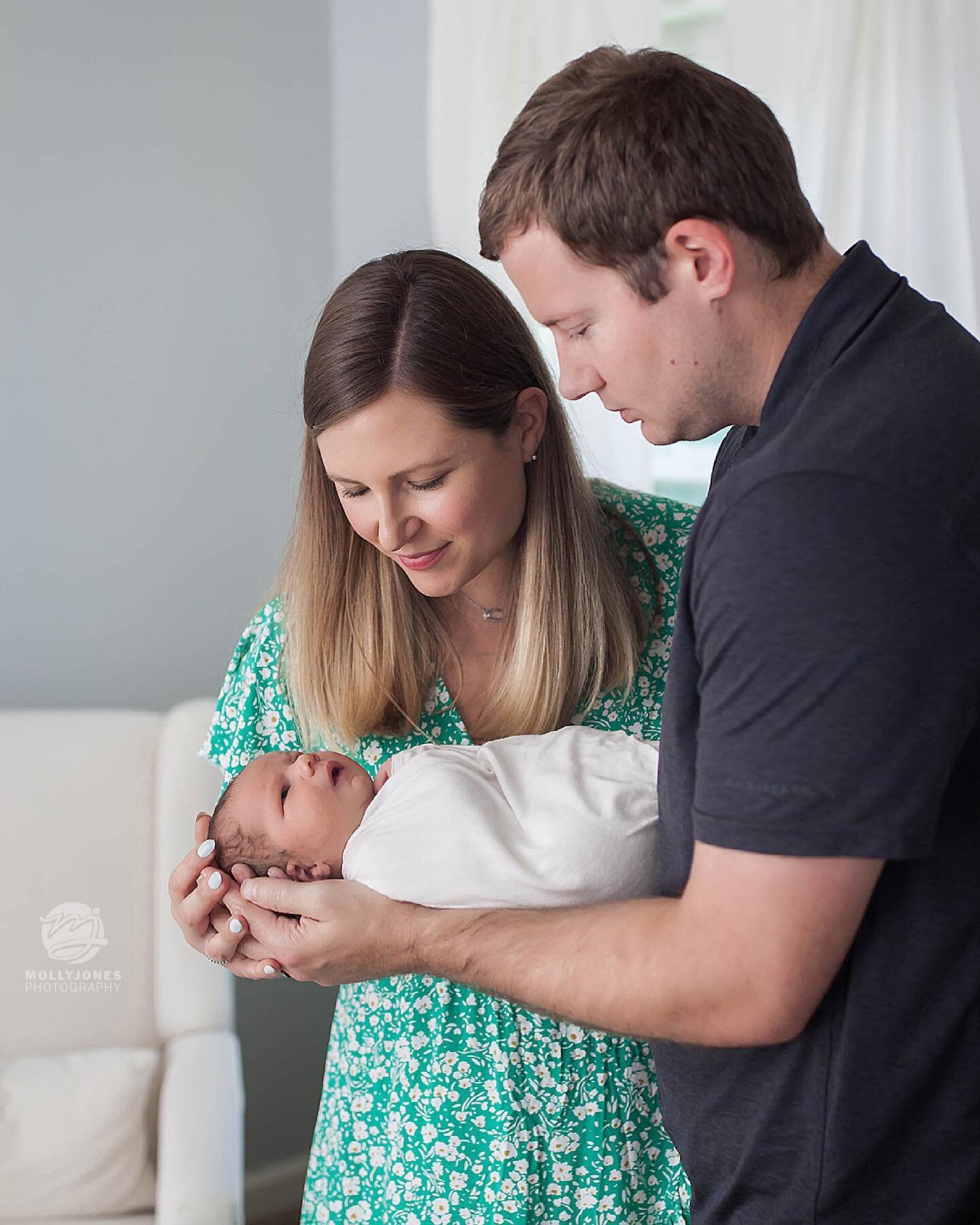 Any other parents out there that just stare at their babies? 🙋&zwj;♀️ Love that photos can help you remember these times and how *amazing* these tiny humans really are.