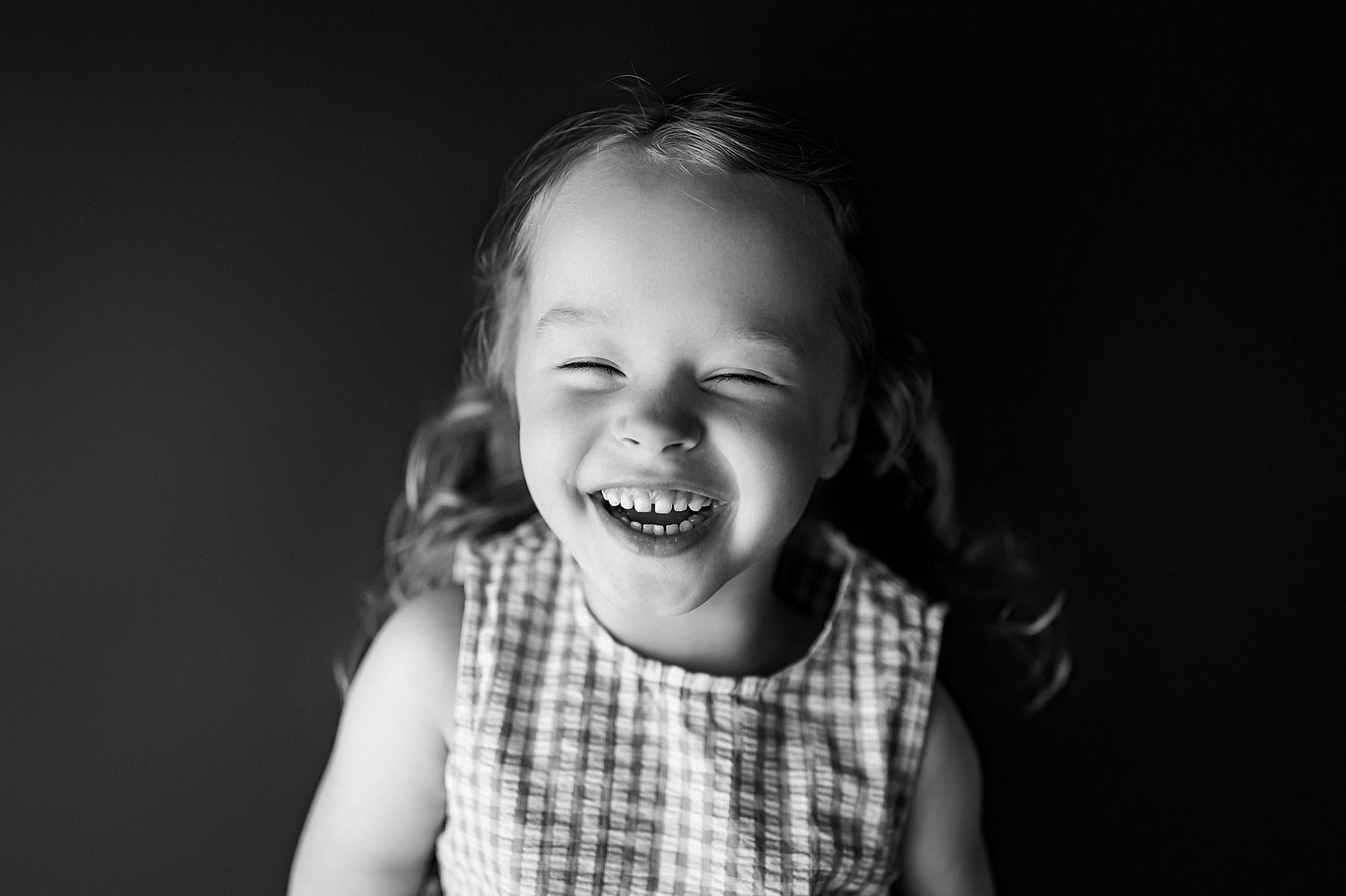 This little simple session add on for the Voerman fam really had me wanting to do another round of b&amp;w minis! Message me if you&rsquo;d be interested and maybe I&rsquo;ll set something up! 🖤 🤍