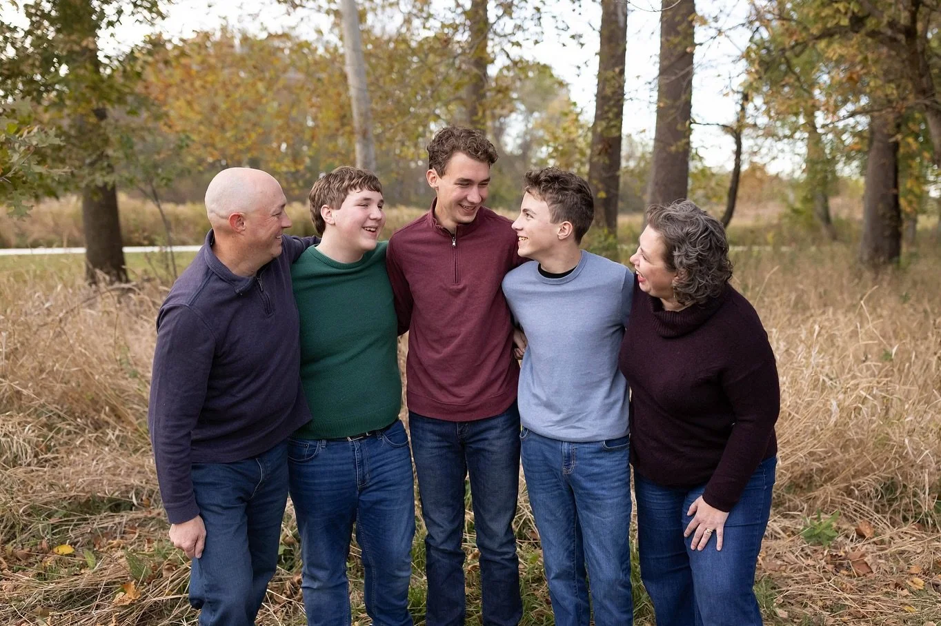 When Tina reached out, she promised a session with her three grown boys would be fun with lots of laughter and she definitely delivered! A good note to remember that your kids are NEVER to old to take family photos! 👏