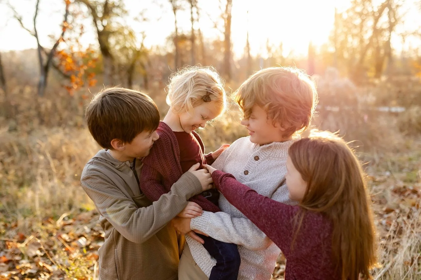 I&rsquo;ve been told that social media posts that are horizontal  get less traction than other posts, but what about horizontal photos with 5 adorable siblings? Help me break the algorithm, friends! 😍