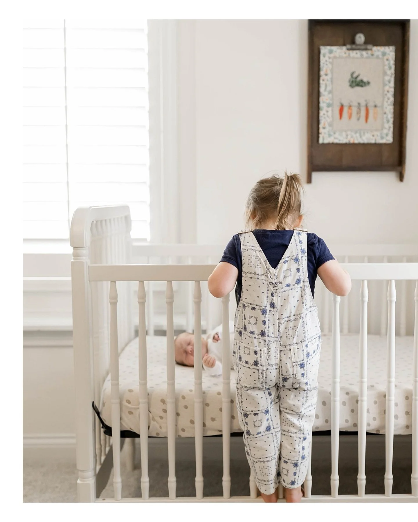 A session this adorable is worthy of my first attempt at a carousel post 😍 A crew of 3 kids under 4 might be intimidating for some, but the Schuh kids made it easy (also, the Costco size bag of gummy bears didn&rsquo;t hurt 😜)
