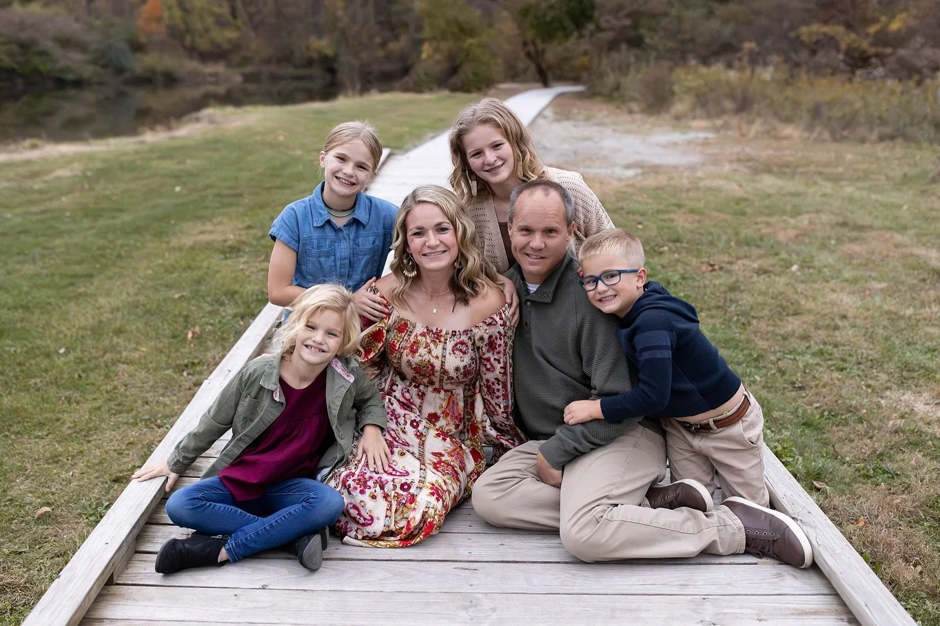 How&rsquo;d I get so lucky to photograph this crew every year (and to photograph a family of 6 where everyone is happy and smiling?! 🤩)

#fishersphotographer #indianapolisphotographer #noblesvillephotographer #familyphotography #indianapolisfamilyph