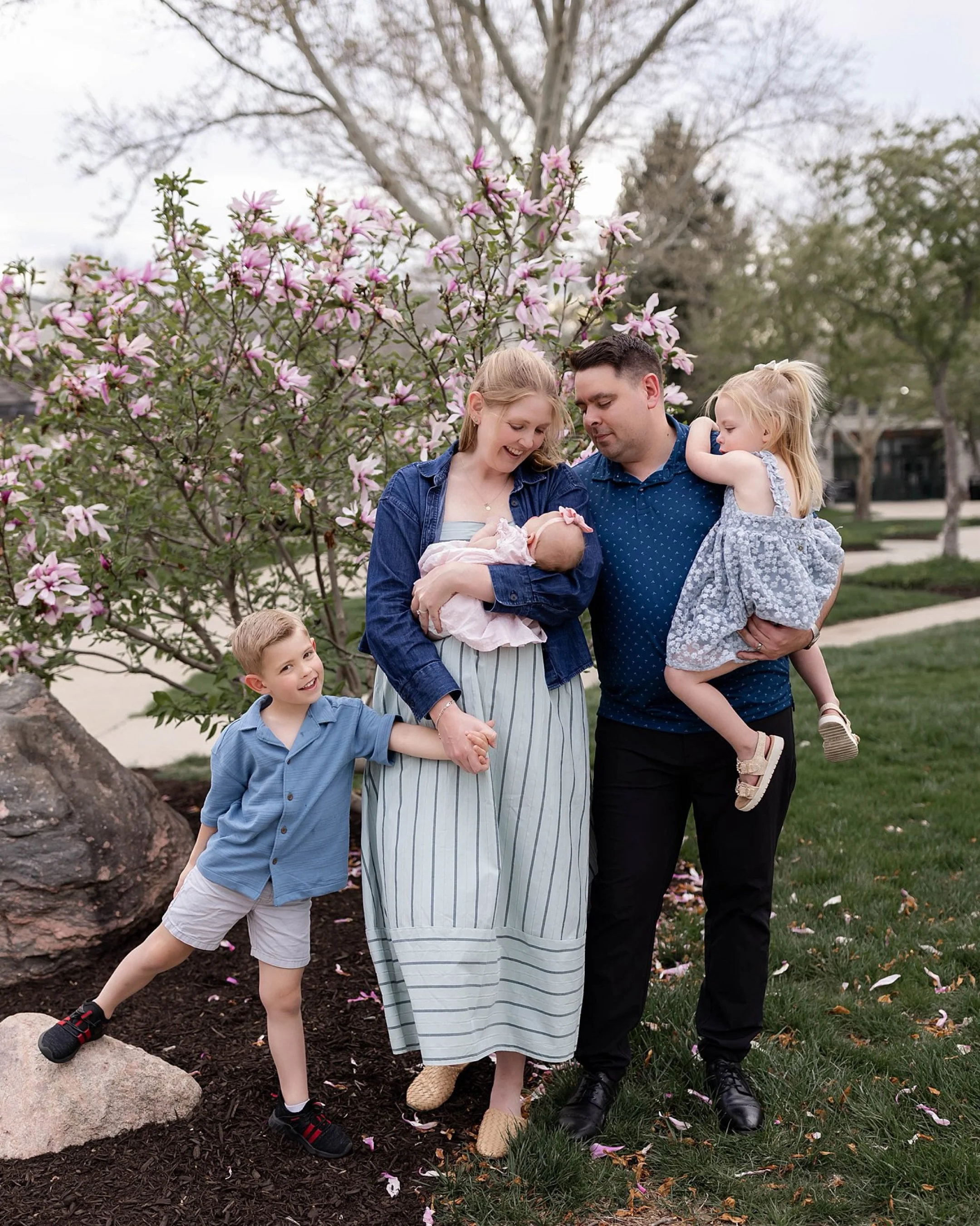 A family that can pivot and get images like this after not one, but TWO falls? I&rsquo;ll keep &lsquo;em 🤣 . Memories were made at this session, that&rsquo;s for sure 🤪