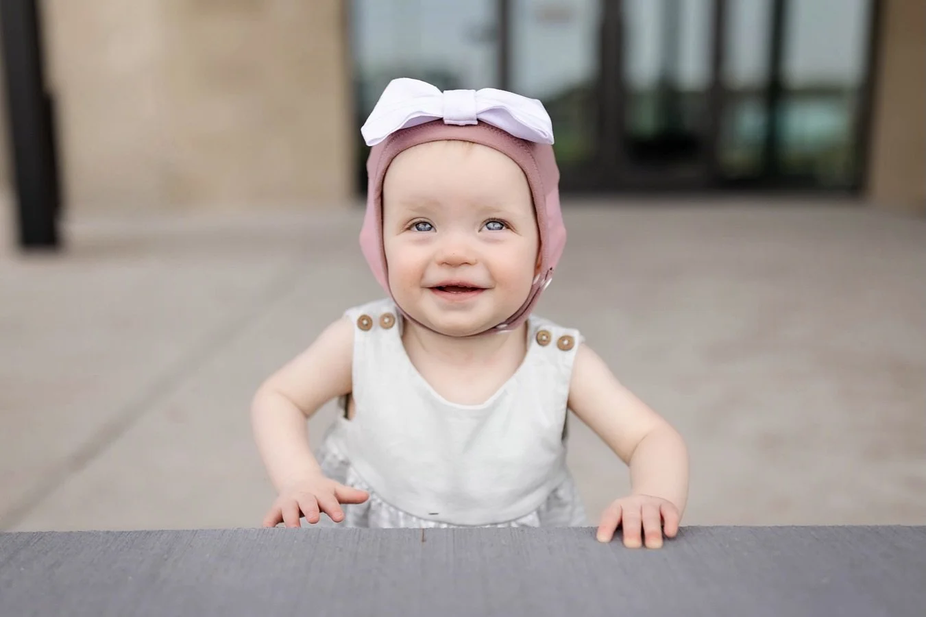 Baby blues + a bonnet = 😍 🤩 🥹