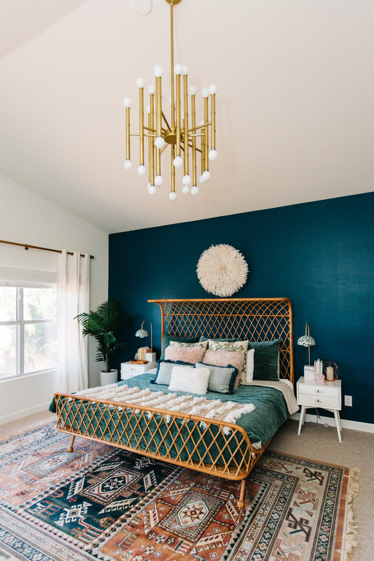 Slaapkamer met turquoise muur