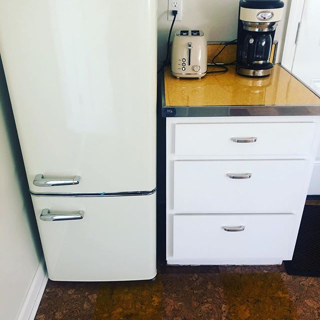 This little retro kitchen we cleaned today has us swooning