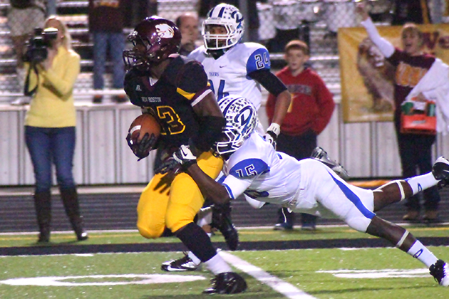 Daingerfield-vs-New-Boston Damien tackled.jpg