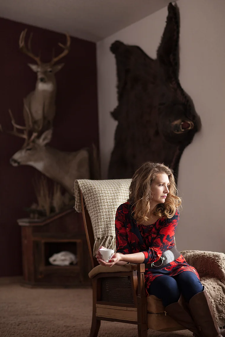 d_WomanInLivingroom_BOW_004.jpg