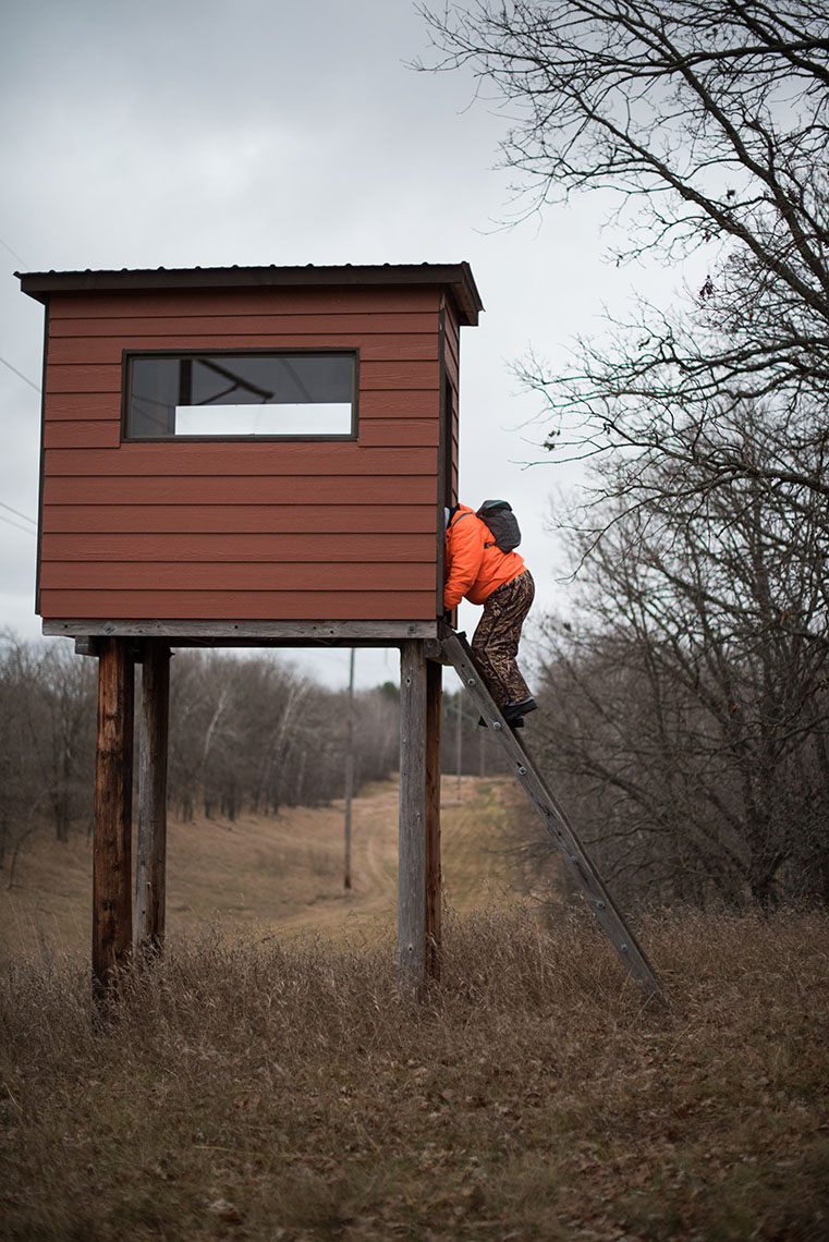 j_WomanLeavingDeerStand_BOW_010.jpg
