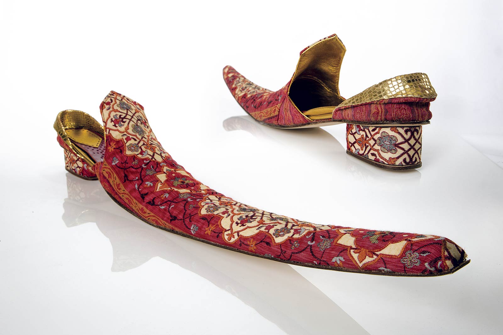 SHOE of woven textile, vegetable-tanned leather, wood, hand-brogued leather, linen, cheesecloth, leather, nails, natural glue, 2014.