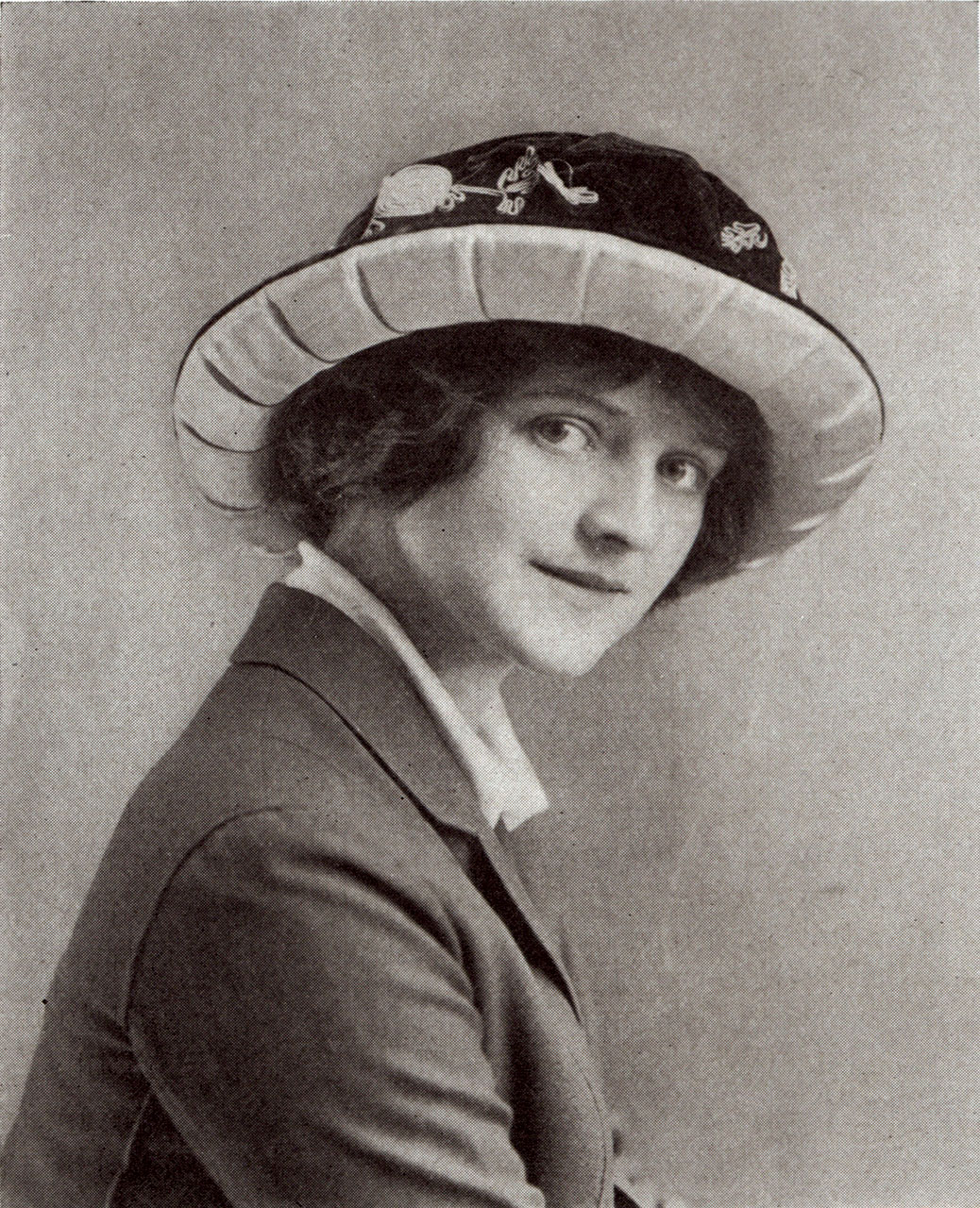 UNKNOWN WOMAN WEARING AN AUDUBONNET. American Museum of Natural History, Special Collections. The Audubon Society also addressed the feather craze by promoting “birdless hats” trimmed with a variety of ribbons, flowers and fabric.