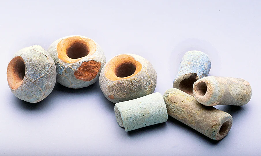 Ancient Chinese faience beads, in bicone and cylindrical shapes, from the early Zhou Dynasty. See Ornament 38/4, 2015. Courtesy of D. Ross. RKL