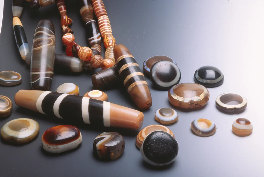 DZi, Chung dZi, banded agates and etched carnelian beads. Courtesy of Robert Brundage. RKL