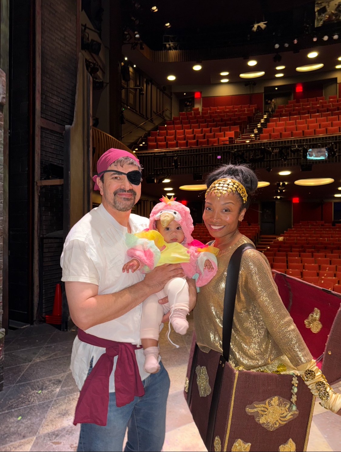 Halloween - A pirate, his parrot and the treasure