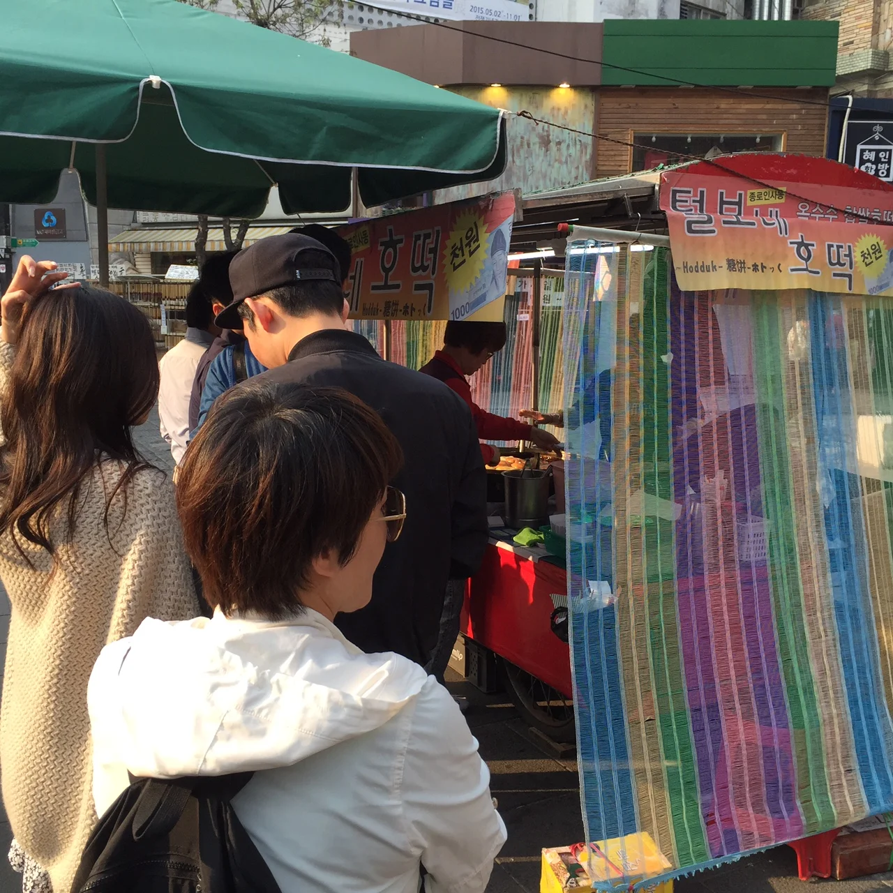 Intrigued by the long line for hodduk