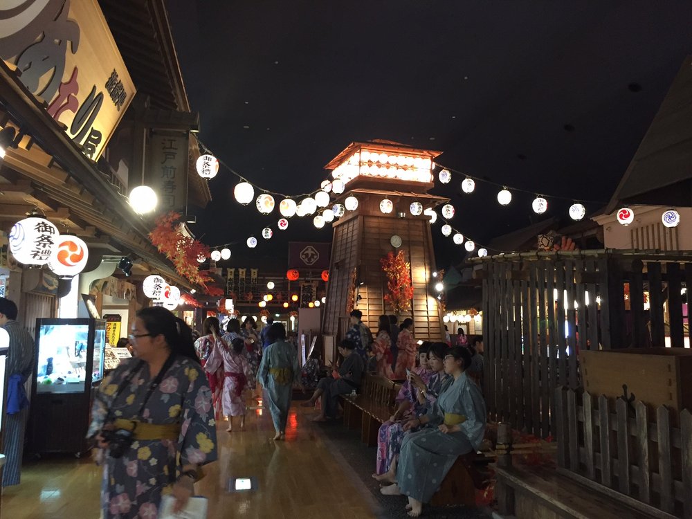 Inside the Onsen...co-ed grounds filled with stalls of happiness!