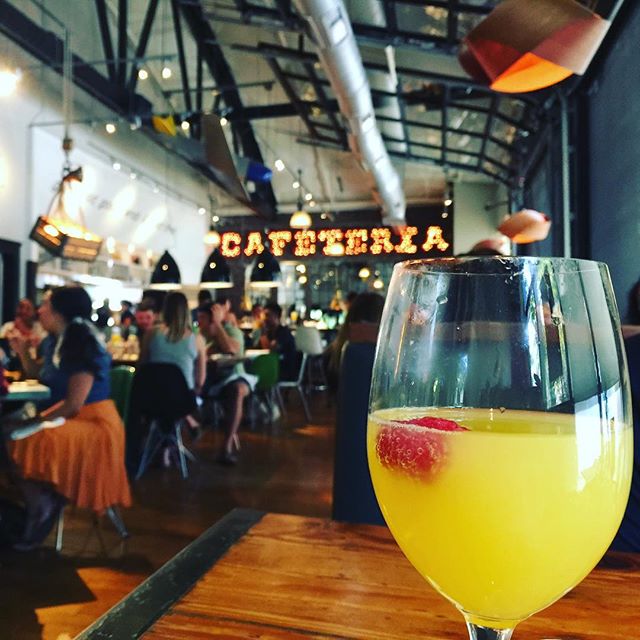 Is it time for mimosas yet?! If you&rsquo;re in Sacramento this weekend, head to @cafeteria15l for their bottomless mimosas...only $13 🙌 🥂
.
.
.
.
#howwebrunch #mykindofdeal #brunch #cafeteria15L #sacramento #mimosa #mimosaplease #moreplease #savor