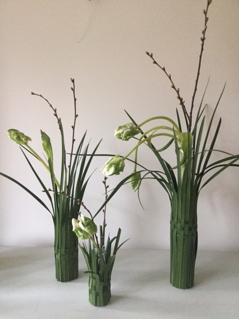 weven van grassen en schikken in vaas.JPG