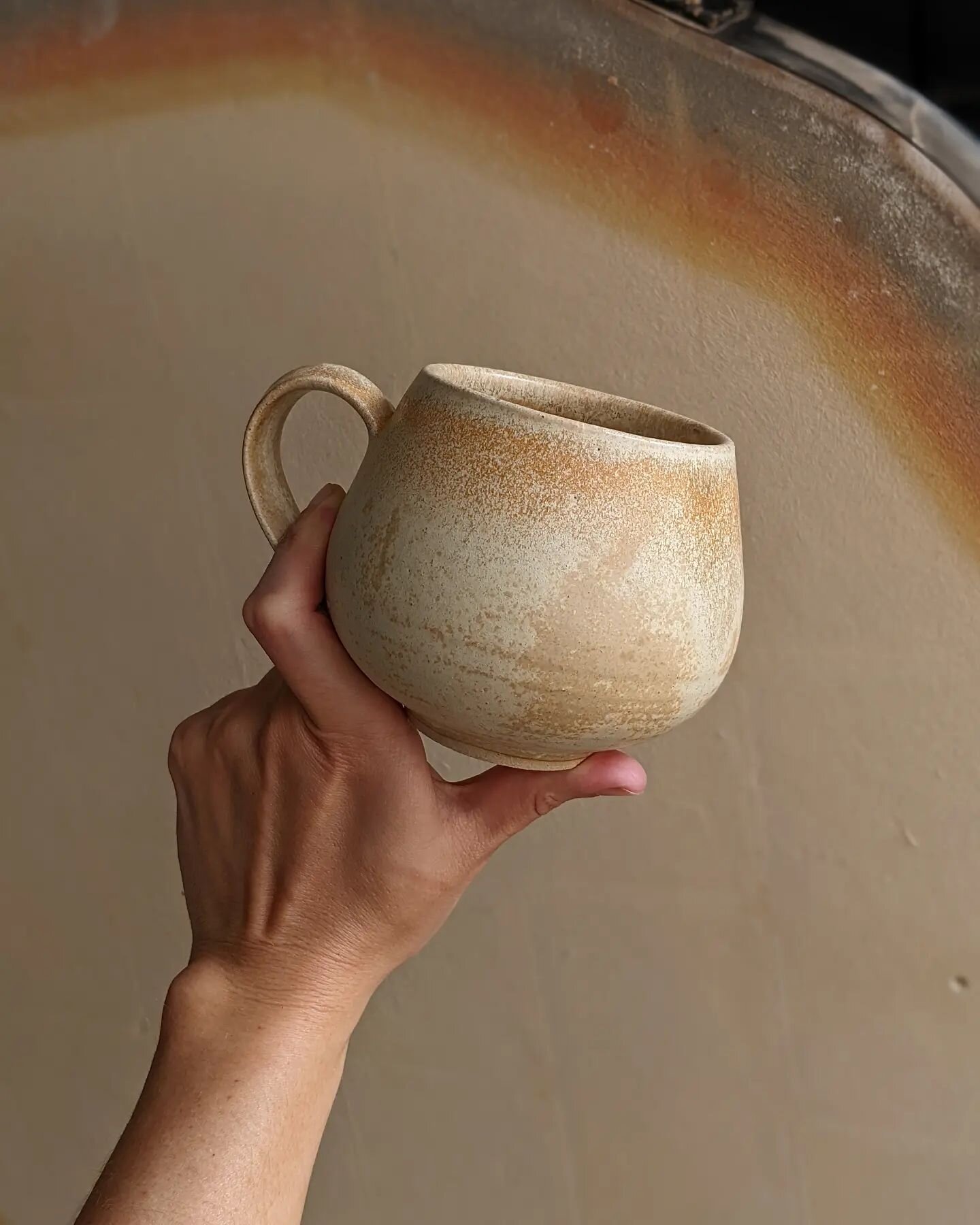 Very in love with how perfectly these Full Bellied Mustard Mugs match the lid of the big beastie kiln they were made in 💛