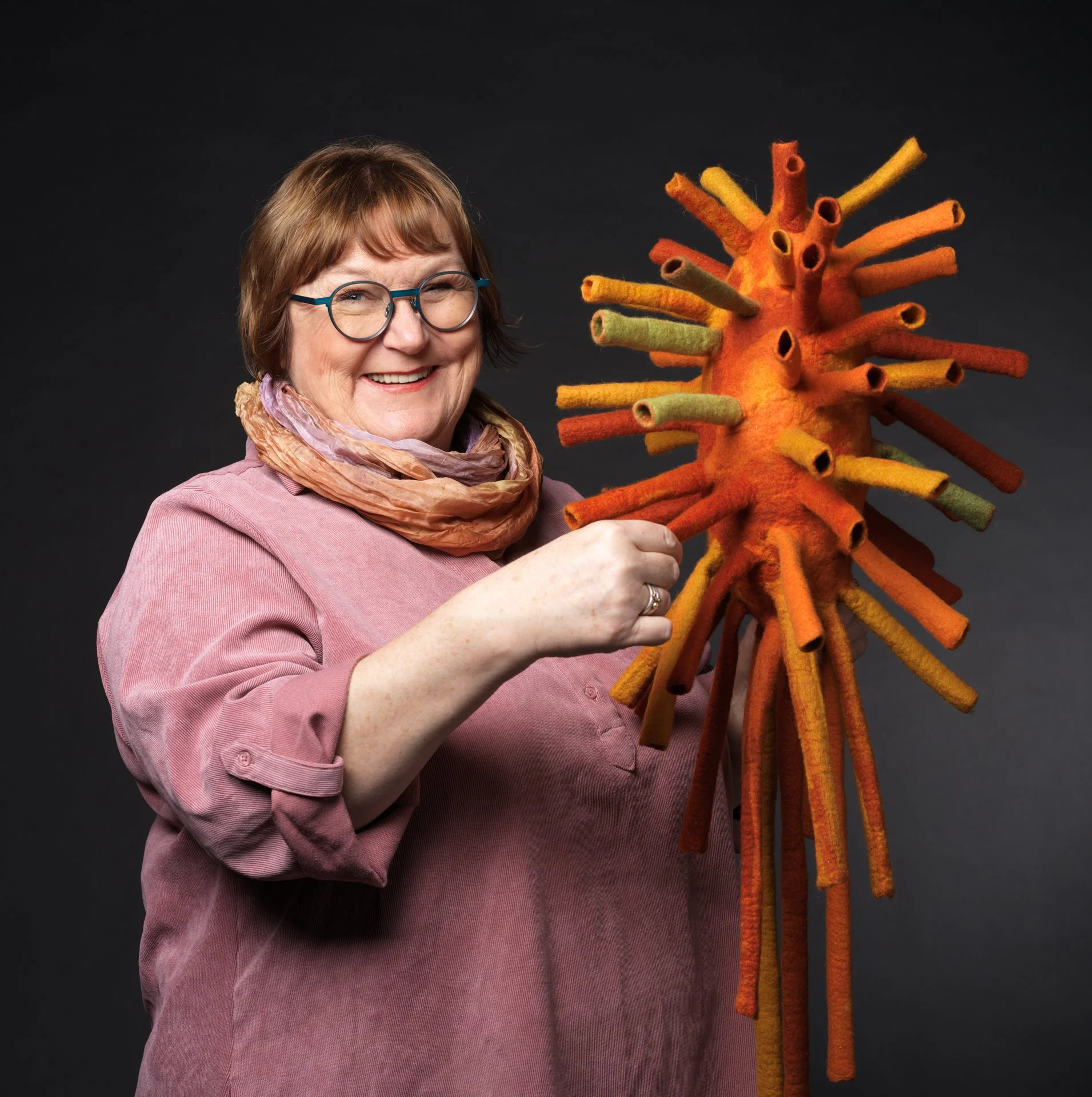 Portrett og installasjon:                            Kunstner og filtmaker Nina Sliper