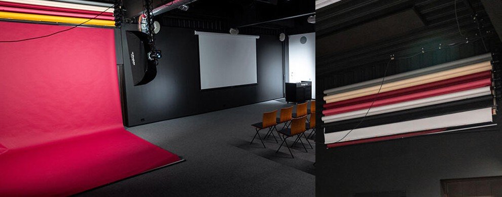 Innendørs fotostudio med rosa bakgrunn, filmrull og et hvitt lerret, samt noen orange stoler