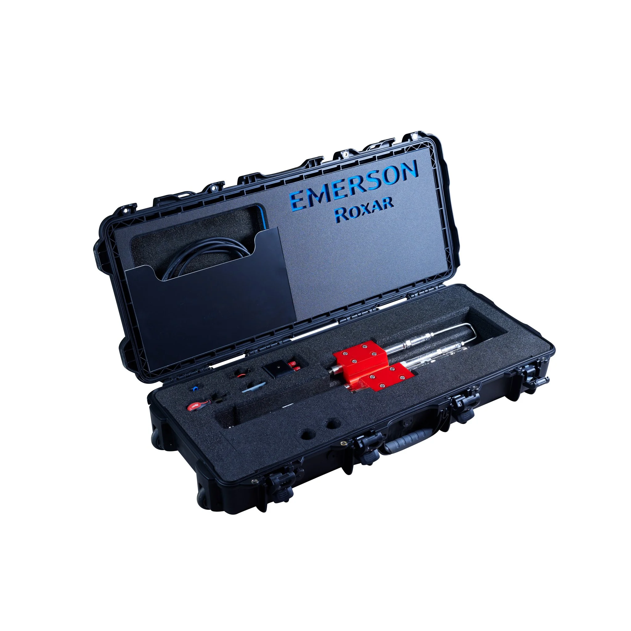 Et svart bokssett med måleinstrumenter og verktøy, inkludert en rød enhet og et metallrør, plassert i en skuminnlegg i en koffert. Det er tekst på innsiden av lokket som sier "Emerson Roxar".