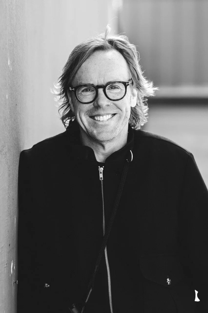 Profilbild über mich Nils Hasenau in schwarzweiss