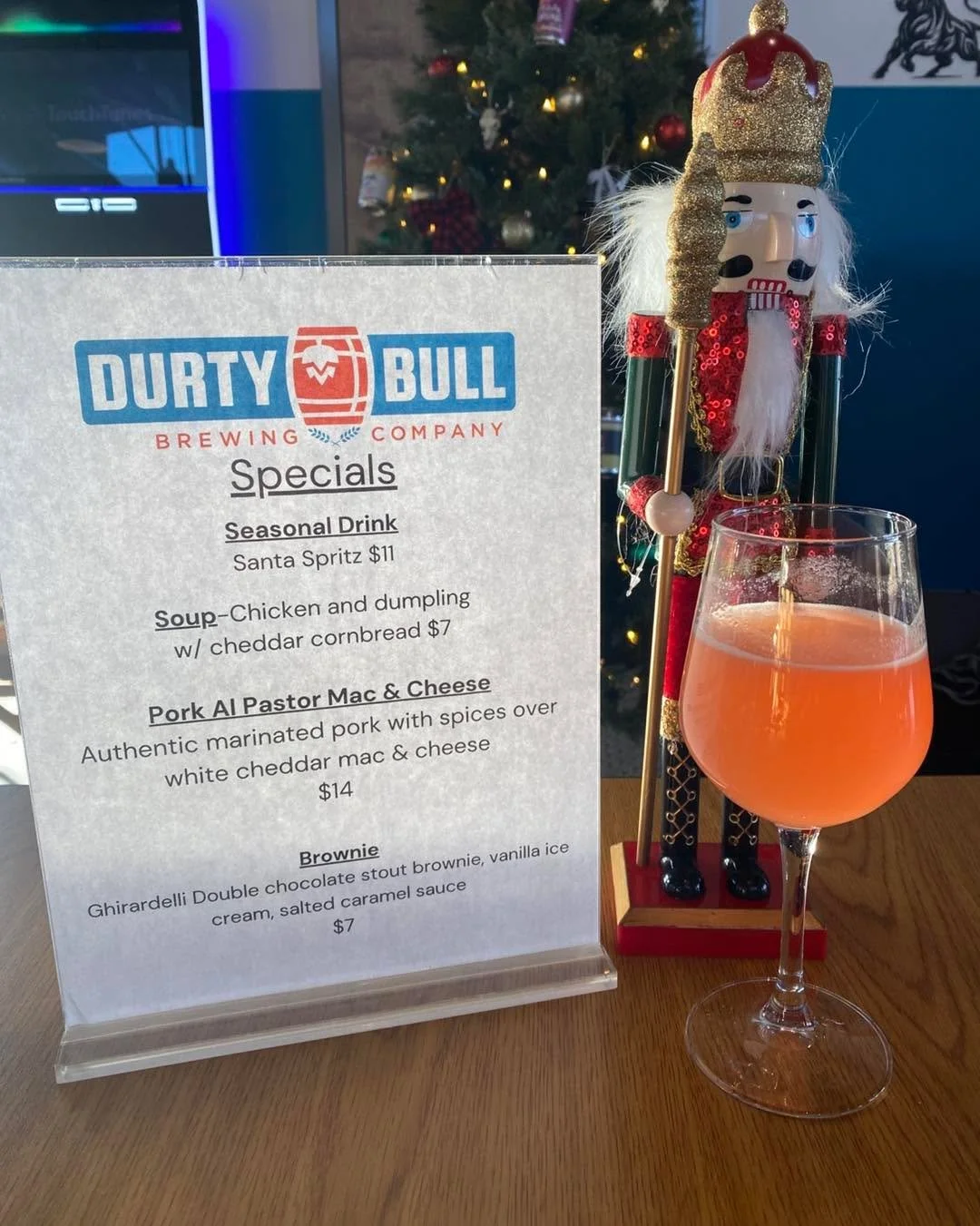 It&rsquo;s Jukebox bingo tonight!!!
Our seasonal drink is the Santa Spritz !! Vodka, cranberry ginger syrup, lemon juice and Prosecco!!