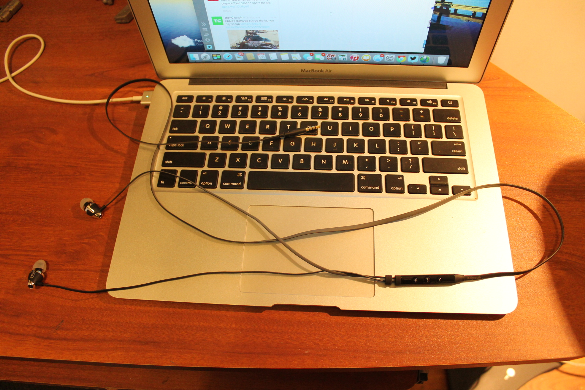 The Klipsch S4i ll the elongated flat cable,I mean really its long