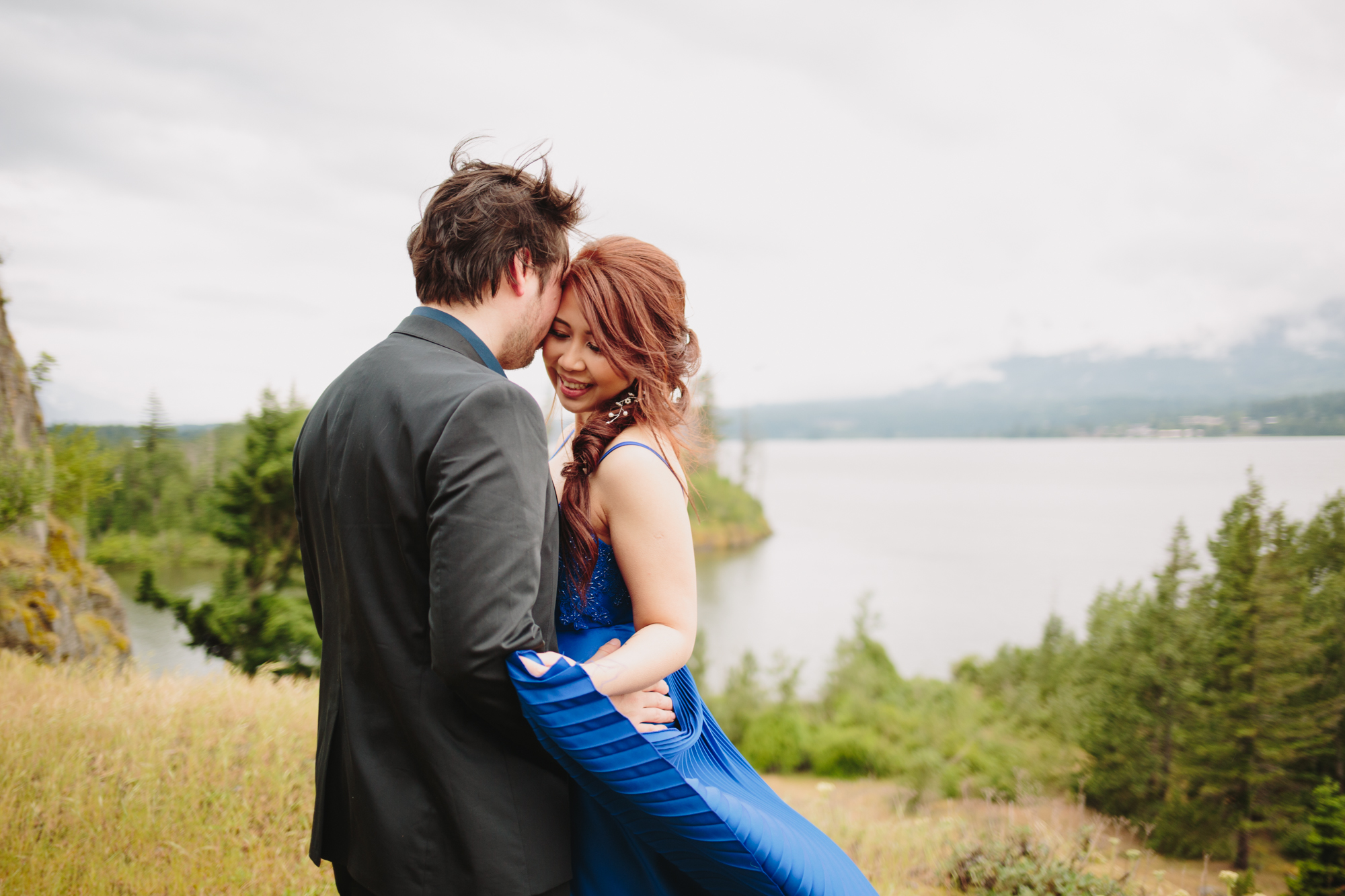 Couple Photoshoot in Windy Columbia River Gorge