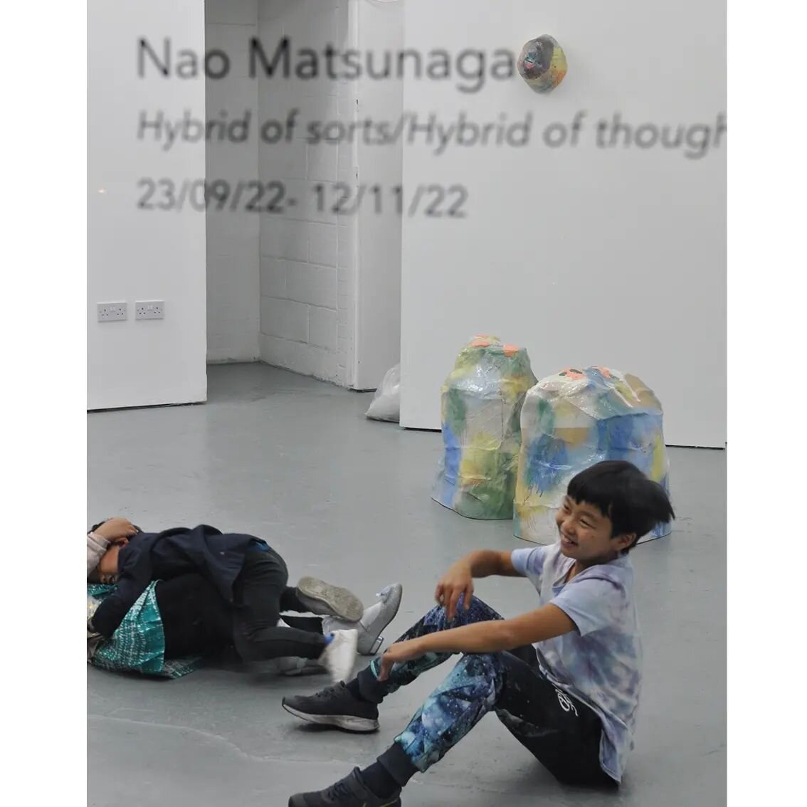 This is our son having a good time at my husband's exhibition💙
The show is on till 12th November. Hope you have a chance to visit ✨✨
-----
Nao Matsunaga:
Hybrid of sorts /Hybrid of thoughts
@yamamotokeikorochaix gallery 
------------------------
#Na