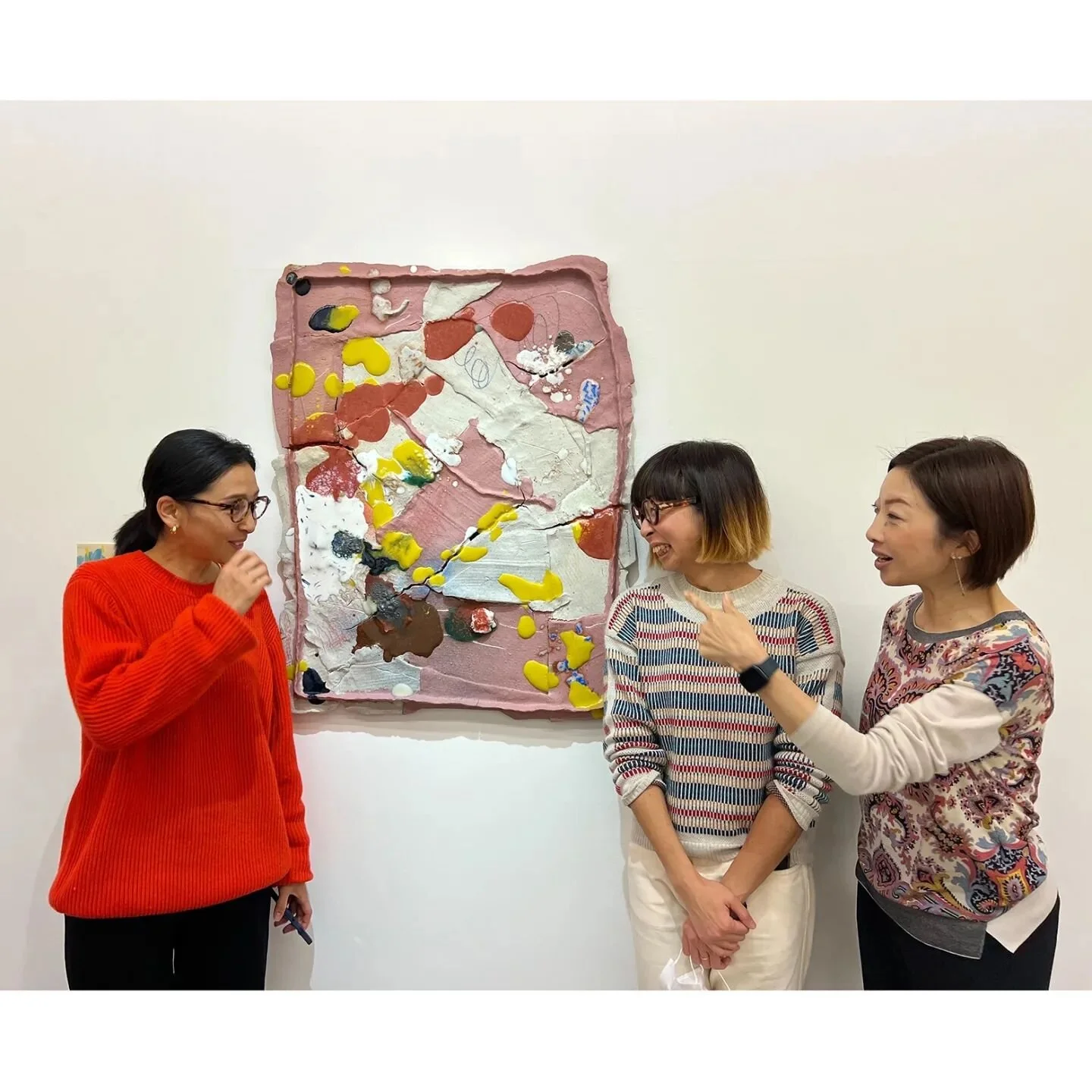 With my sisters✌️at my husband's solo exhibition in Tokyo&nbsp;@komagome_soko 
(i'm in the middle)
Swipe to see some exhibition photos and also see my niece enjoying his work💘
---------
&ldquo;Pseudo Stone Phenomenon&rdquo;
Artist: Nao Matsunaga
Dat