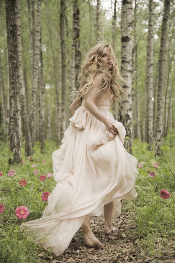 image from http://burnettsboards.com/2013/02/leila-hafzi-wedding-dresses/
