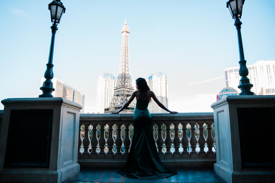 silhouette elegant woman looking at Tour Eiffel Las Vegas