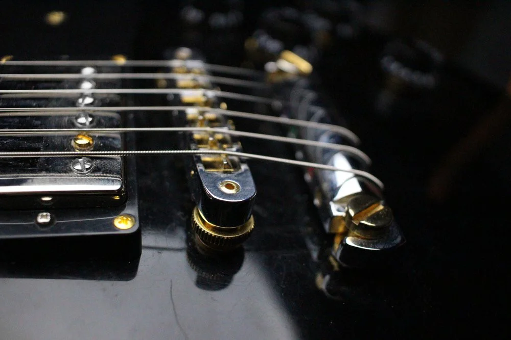 2008 gibson les Paul Gold tooth bridge.jpg