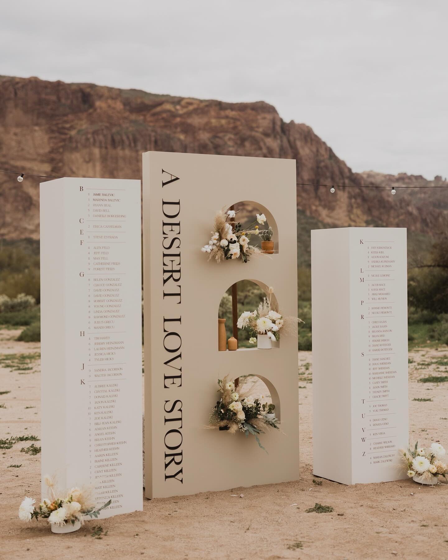 This escort display! Those table numbers! 🤩 I love how it all catches your eye but also blends *right in* with the natural beauty of the desert! @_kelseyfinnn&rsquo;s sweet spot! 

Full Service Design&nbsp;+ Production: @janeinthewoods
Floral Instal