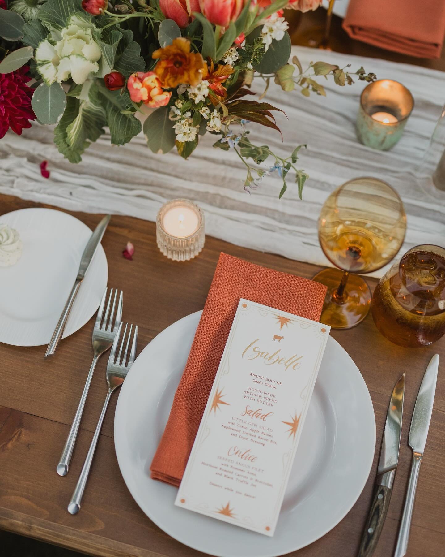 Another favorite moment from N+S&rsquo;s big day &mdash; customized menus with calligraphy for their guests! ✨ 

Photo: @janeinthewoods | Planner: @jennigrubbaevents | Venue: @laubergedesedona | Floral: @formfloral