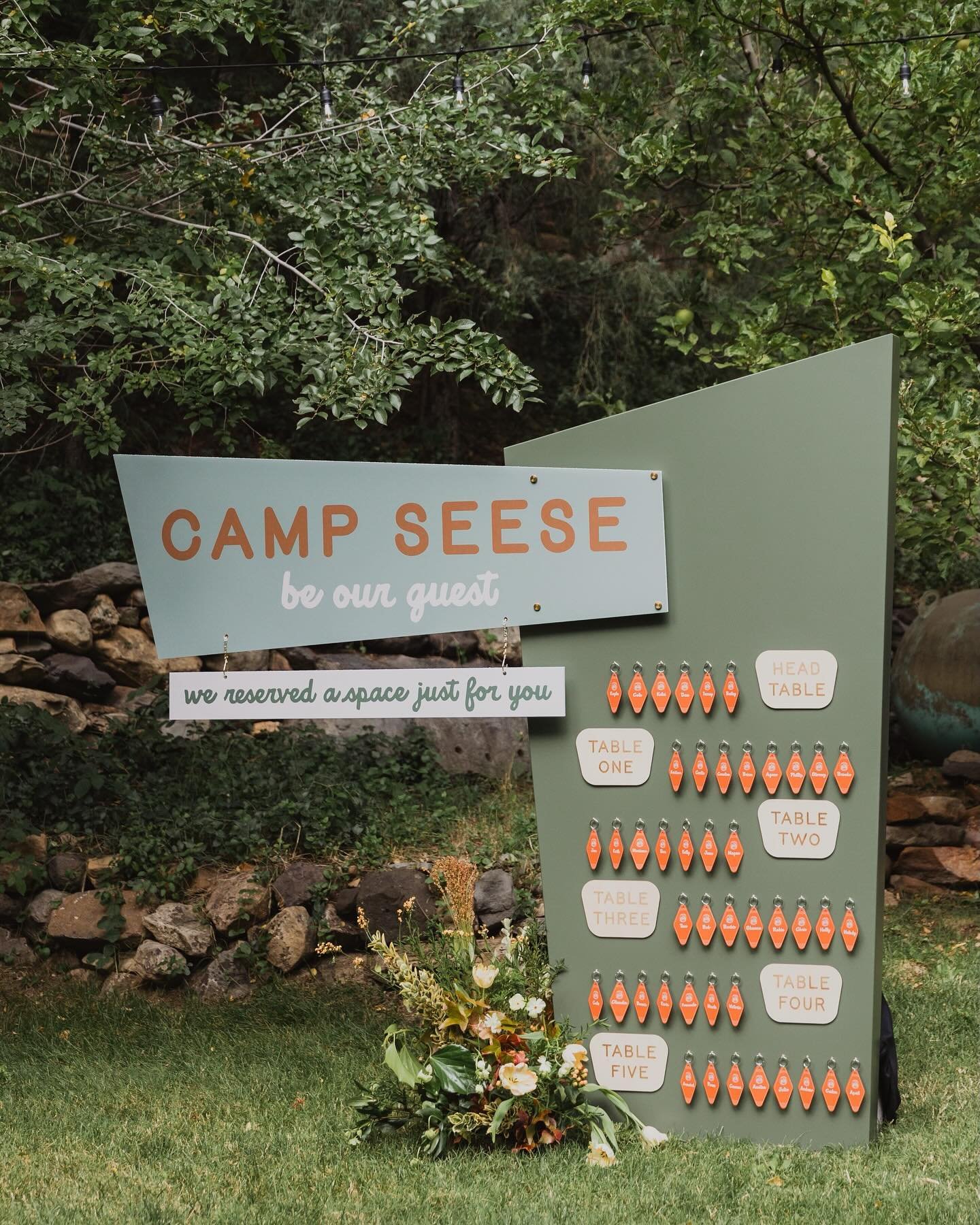 It&rsquo;s hard not to pick favorites (but shhhh this might be my fave escort display)!!! ✨ Camp-chic hotel tag-inspired escort cards with a retro spin! For the sweetest couple! Brought to you by my dream team!

Photography: Annie W. @janeinthewoods 