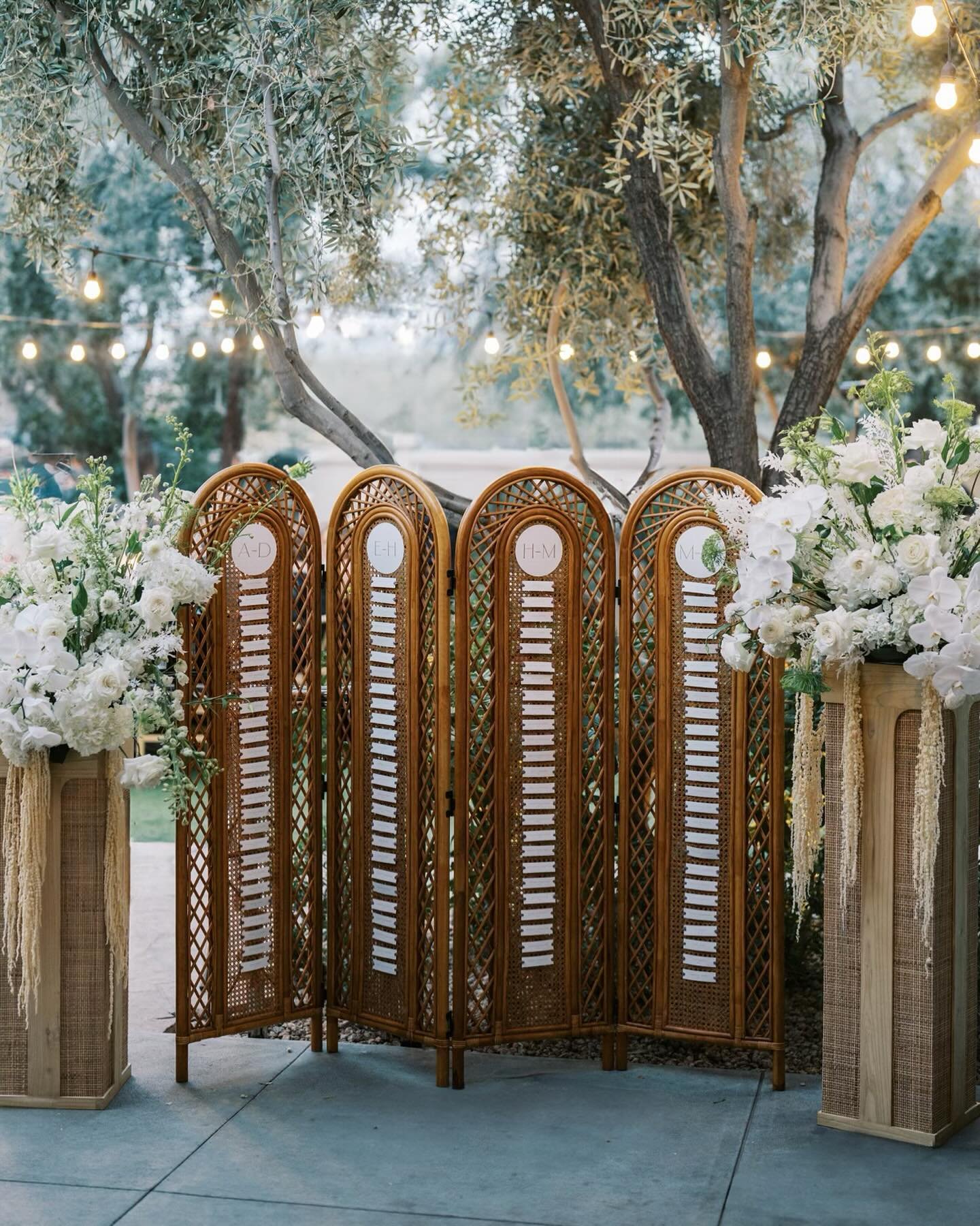 The bride and her family sourced this vintage room divider and it was transformed into the most delightful lil&rsquo; escort display, complete with ribbon woven through the caning to attach each card. Nothing but the best for your favorite people! ✨?