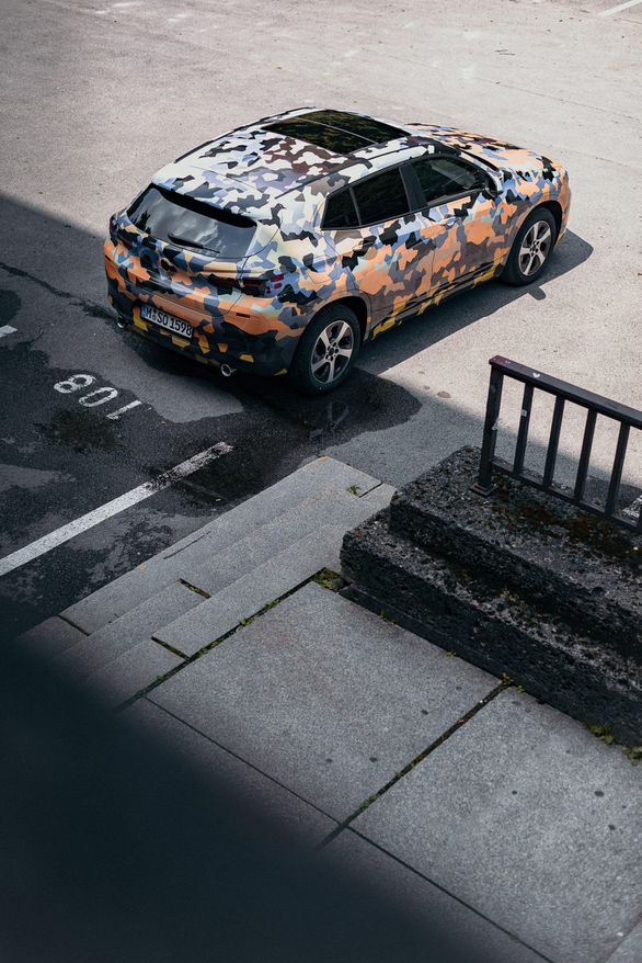 118-2018-bmw-x2-camo-teaser.jpg