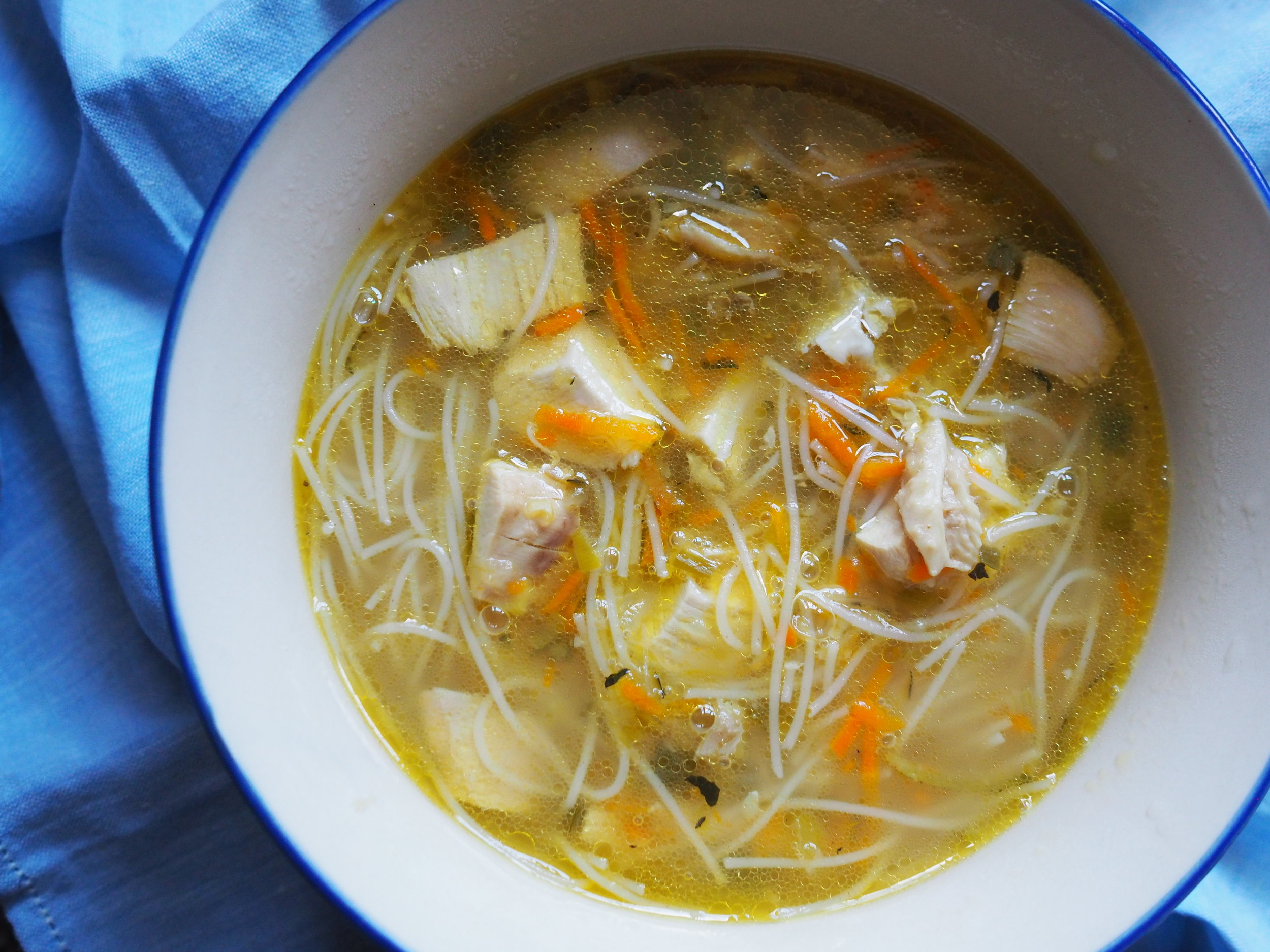 Восточный суп с лапшой. Суп лапша. Суп лапша домашняя. Куриный суп с лапшой. Куриный суп в столовой.