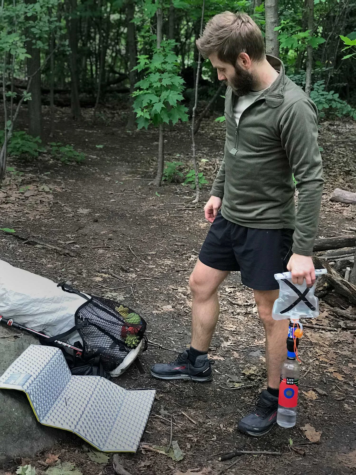 The first layer (beige) is similar to Patagonia’s old Capeline 1. It is smooth, but sort of lacks that warm feeling of the fleecier materials. The second layer (green) is made from imitation PowerGrid and is like a poorly tailored Patagonia R1.