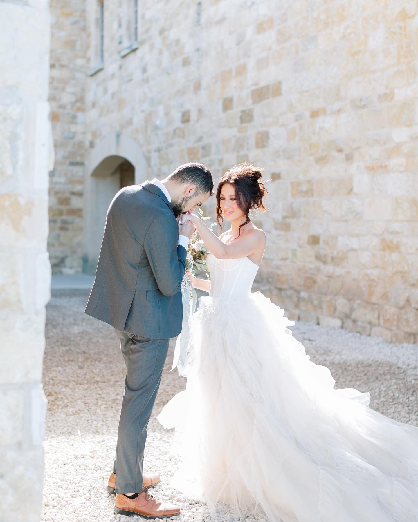 I love stealing sweet candid moments like this one 🥰 Also, doesn&rsquo;t Tori just look angelic in this light ✨✨✨

Photo:@angelinatphotography
Host: @styledshootsacrossamerica
Concept &amp; Planning: @heatherbengeofficial
Venue: @sunstonewinery
Hair