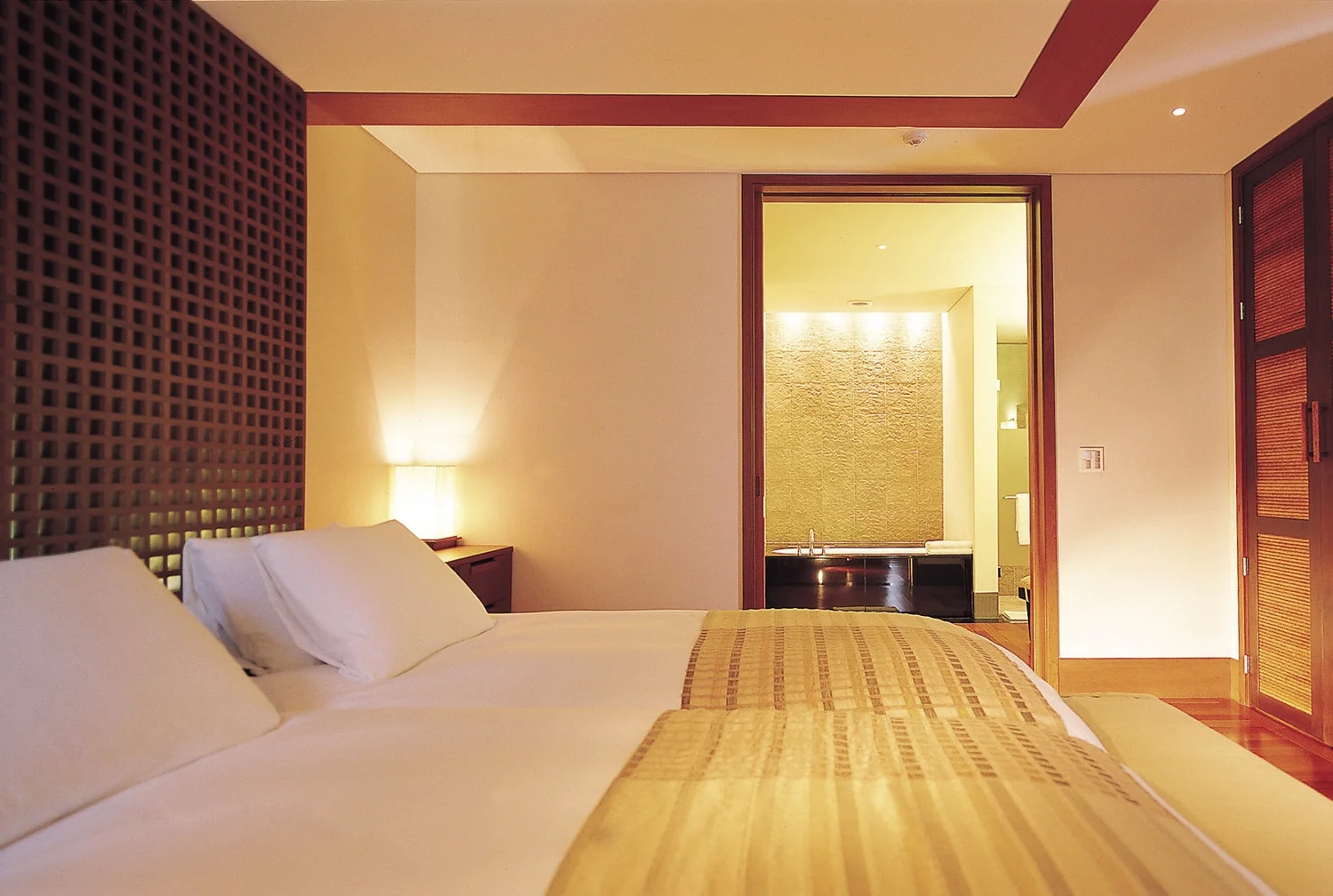 Condo mastr bed room