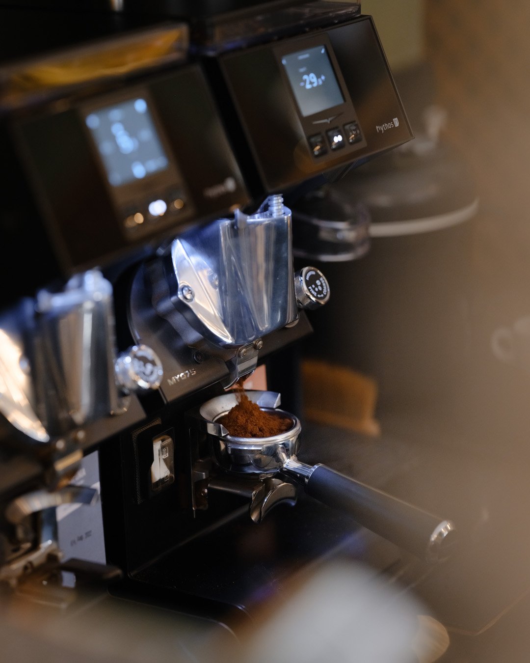 Grinding Perfection mit Mythos Espressom&uuml;hlen 🖤 F&uuml;r kurze Zeit bieten wir einen exklusiven Showroom-Rabatt auf Lagerware der beliebten Mythos M&uuml;hlen an. Die f&uuml;r Pr&auml;zision und Zuverl&auml;ssigkeit bekannte Mythos bietet eine 