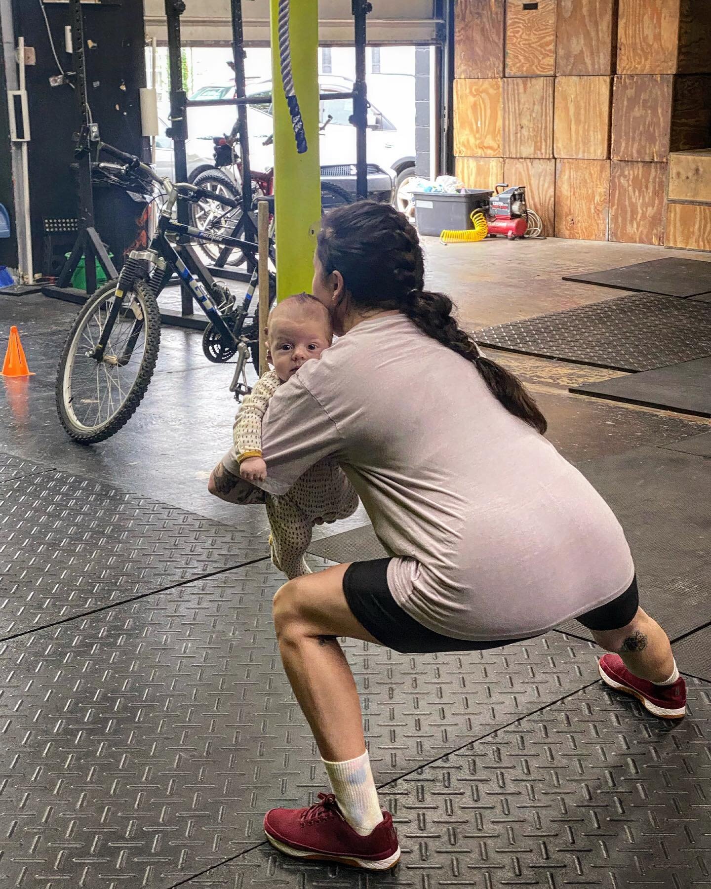 Weighted Cossack Squats at Open Gym 👶🏻 🍑 
📦 246 Park ST
📱 740-525-5967
💻 crossfitincognito@gmail.com