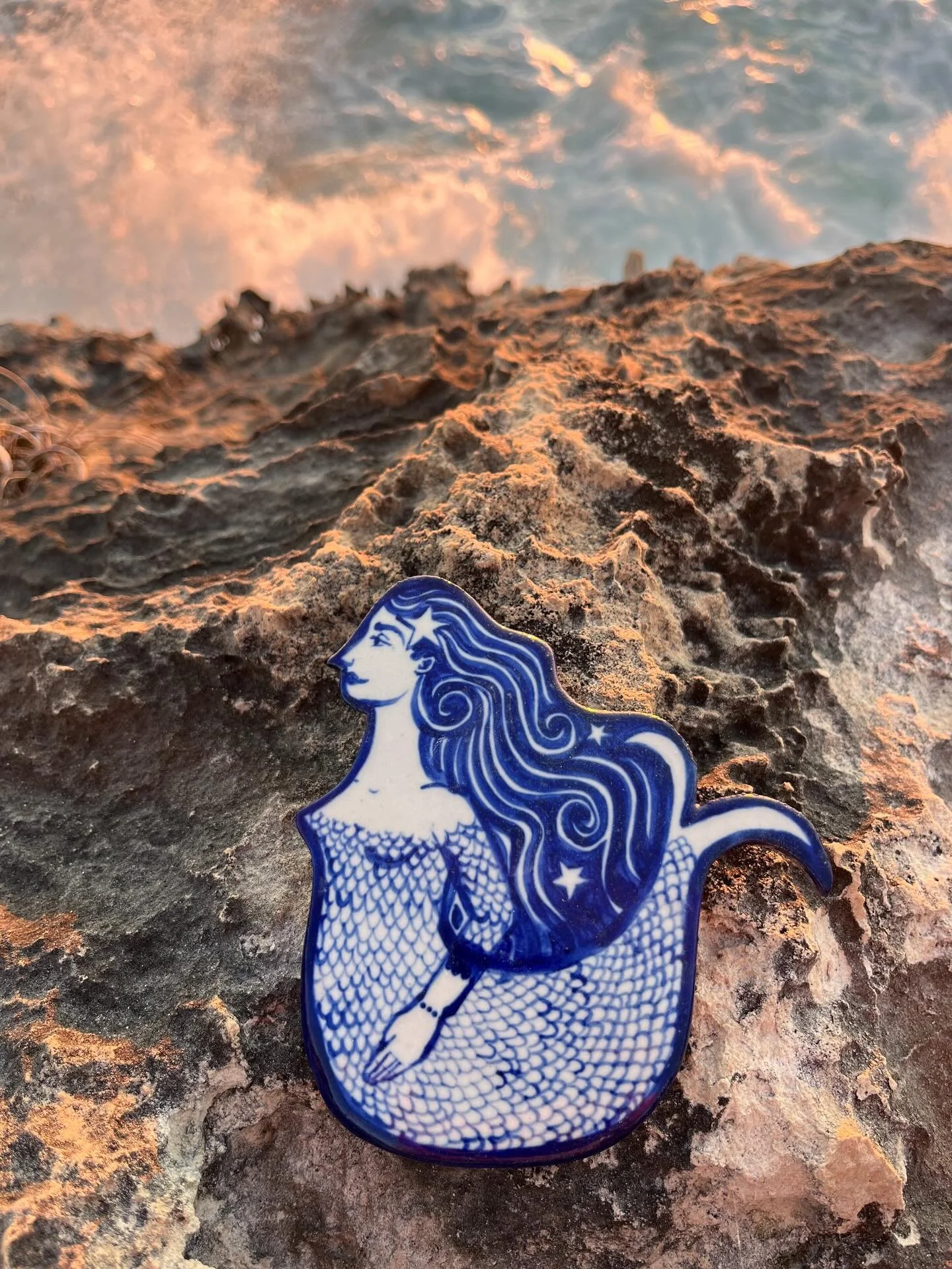 This beautiful Mermaid sold a few weeks back to a lovely human. Her scaley suit took patience but it was worth it in the end. I imagine her in a new home and brining joy to her new owner 💞 

Hand painted in blue underglaze and then quick dip in clea