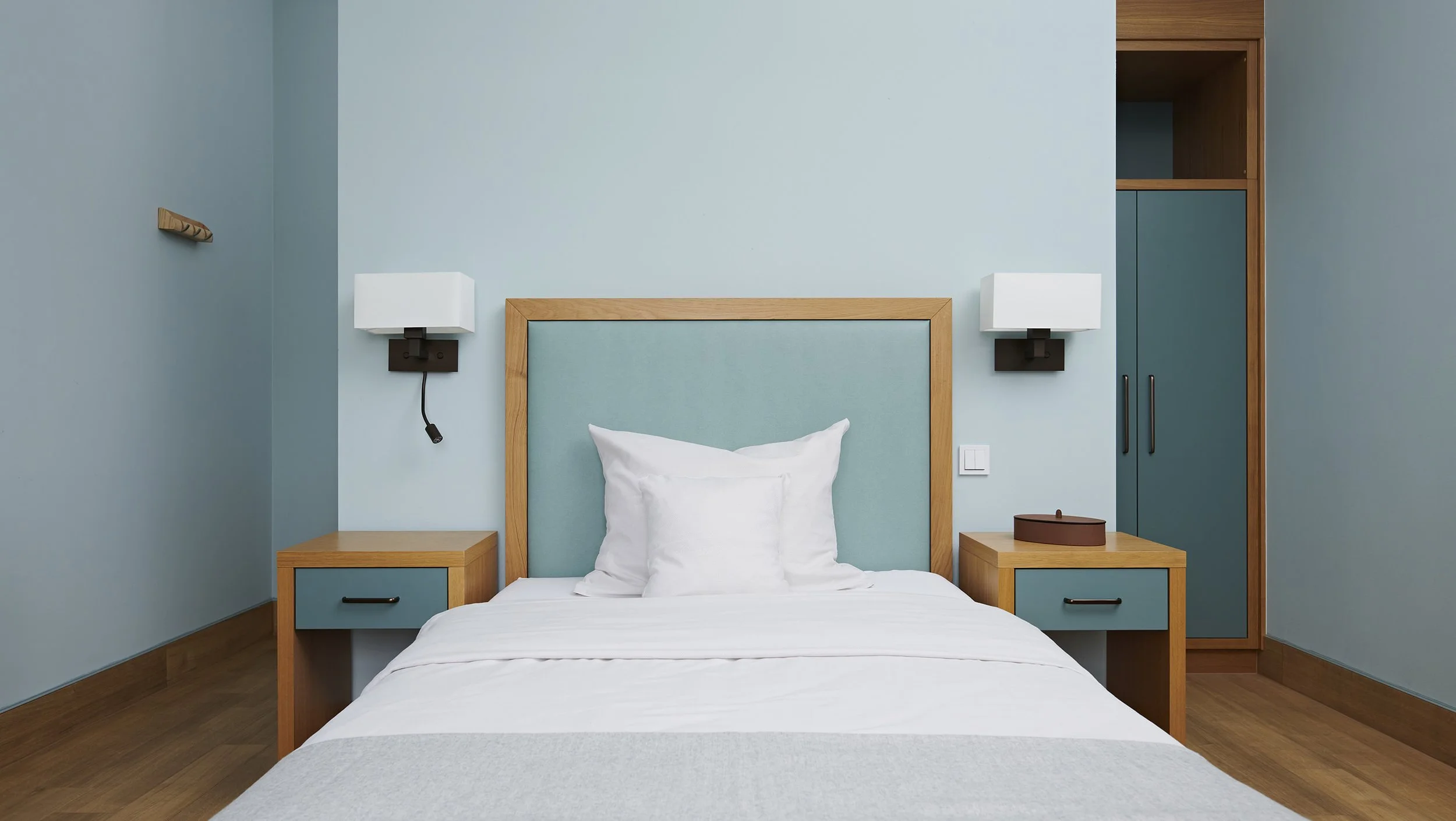 Psychosomatische-Klinik-Kloster-Diessen-Pilati-Interieurdesign-Interieurfotografie-Zimmer-Blau-1.jpg